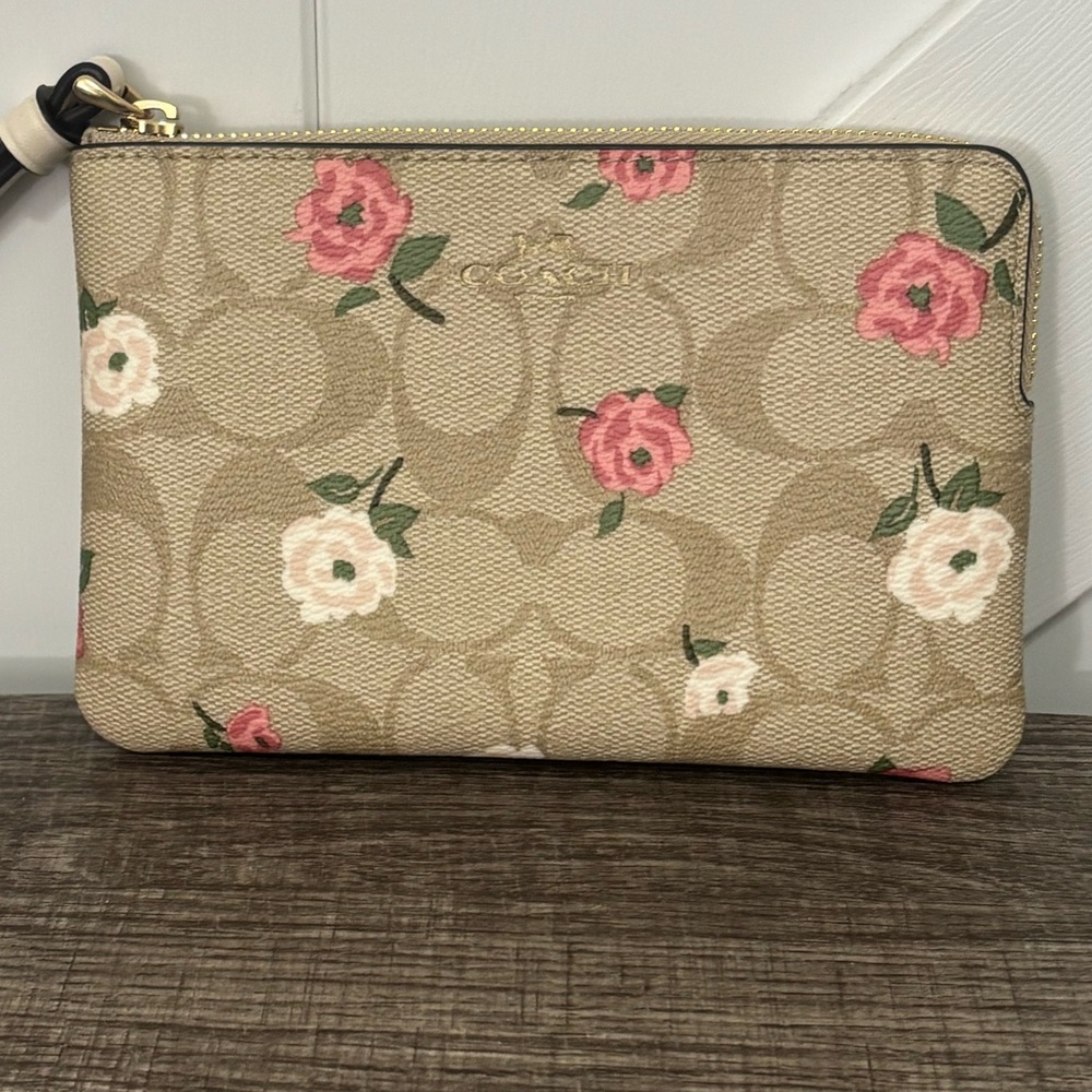 NWOT Coach Floral Wristlet